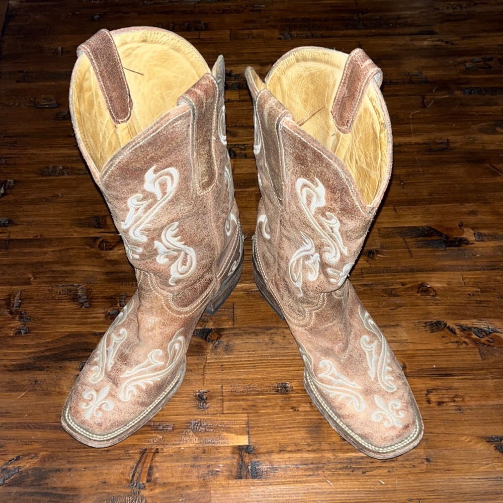 CORRAL Honey Cortez fleur de lis embroidered  square toe western boot 7.5M